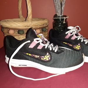 🏵Nike size 7.5  Downshifter 9 SE Running Shoe Black/ Floral